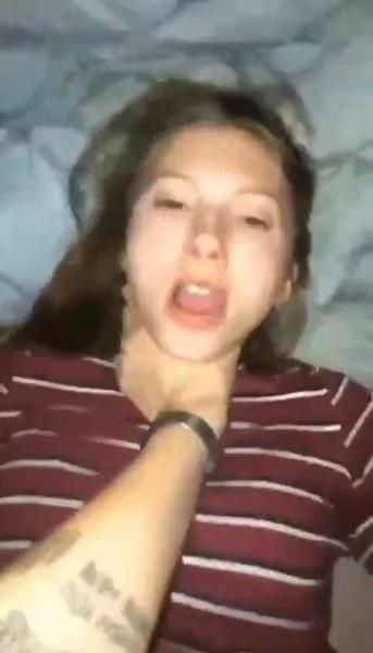 Background nonton video viral Bocil Smp Dimasukin Sambil Dicekik